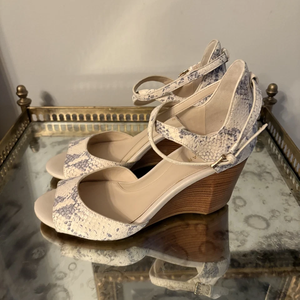 Женские туфли Cole Haan размер 6 B бежевые со змеиным принтом на танкетке с ремешками сандалии - Изображение 1 из 4