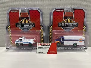 1:64 Greenlight International Durastar 4400 Tow & Delivery Truck CHASE SET 33250 - Picture 1 of 4