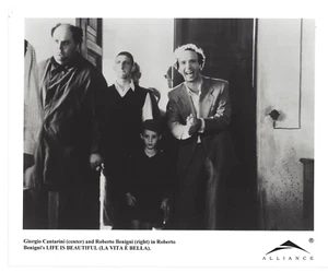 Foto de película Life is Beautiful Roberto Benigni Giorgio en set Between Takes 1997 - Imagen 1 de 2