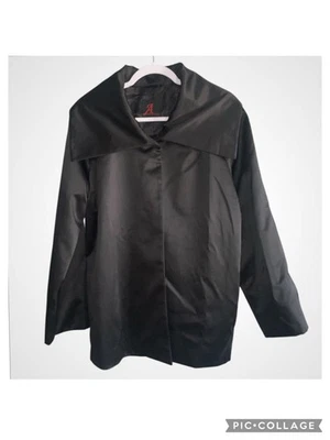 Chaqueta Adrienne Landau Negra Satinada Cuello Ancho Forrada a Presión Calce Relajado M Foto 1 de 4