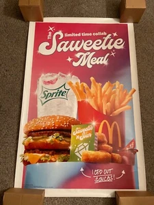 McDonalds 2021 Werbe Saweetie UNBENUTZTER FENSTERAUFKLEBER Poster 54”x 36” - Bild 1 von 1