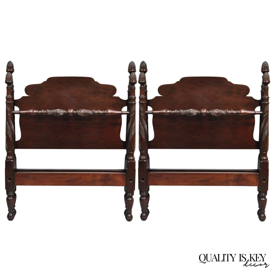 Antigua cama doble Sheraton Federal tallada caoba con acabado de bellota de Richter - par Foto 1 de 4