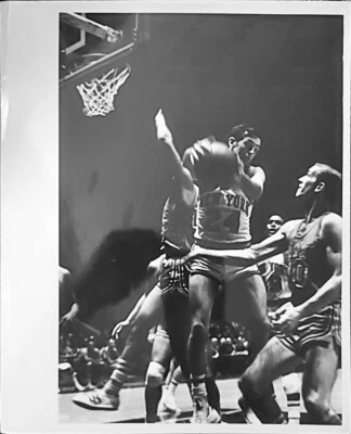 1970S MARTIN BLUMENTHAL ORIGINAL PHOTO BILL BRADLEY NBA BASKETBALL SENATOR HOF  - Image 1 of 4