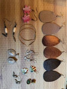 Schönes Damenpaket 11 Paar modische Ohrringe mehrfarbig Stil variiert - Bild 1 von 9