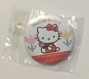 Hello Kitty en punto de cruz fondo de flor botón de 2 pulgadas - Imagen 1 de 2