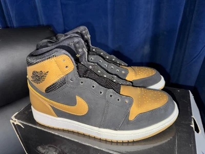 Talla 7.5 - Air Jordan 1 Retro Alto Melo (Dorado/Negro) Foto 1 de 4