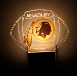 Washington Redskins NFL Luz Nocturna Personalizada LED Enchufe Sensor de atardecer a amanecer - Imagen 1 de 11