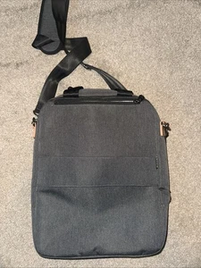 PKG Riverdale 11L vertikale Umhängetasche für 16" Macbook Laptop - dunkelgrau/hellbraun - Bild 1 von 4