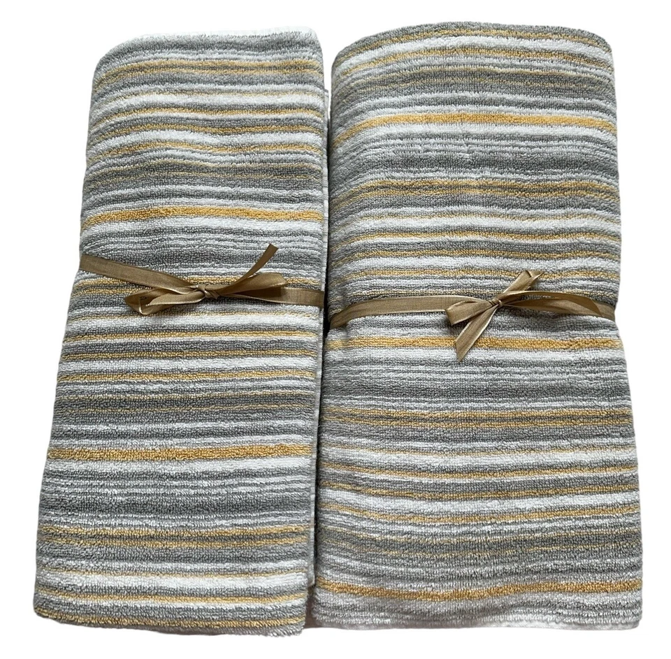 Juego de 2 toallas de baño Rachel Zoe a rayas blancas grises 52” x 30” Soho Living Foto 1 de 4