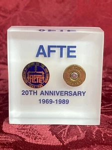 Pin pisapapeles AFTE 20 aniversario 1969-1989 Bullet Assoc. Herramienta de arma de fuego etc. - Imagen 1 de 11