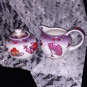 Cardew Designed Red Hat Society Tea Time - Zuckerdose/mit Deckel & Milchkännchen - 2004 - Bild 1 von 7