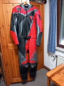 Motorradkombi Dainese Herren Leder 54, rot/Schwarz - Bild 1 von 4