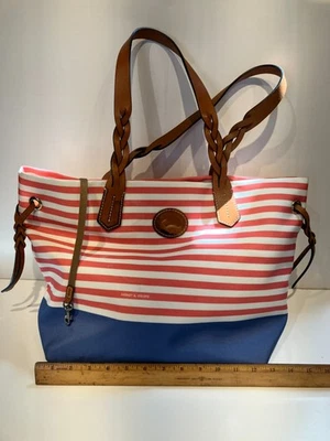 Bolso de Mano Dooney & Bourke de Lona a Rayas Xtra Grande/Correas de Cuero Bolsillos Interiores Foto 1 de 4