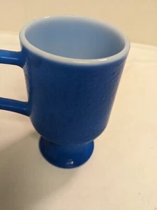 Tazza vintage con piedistallo a buccia d'arancia in vetro latte blu - Foto 1 di 6