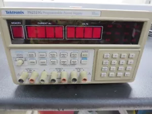 Tektronix PS2521G Prog. Alimentazione Pwr 3 uscite 0-20 VDC (2,5A) X 2 & 0-6 VDC (5A) - Foto 1 di 12