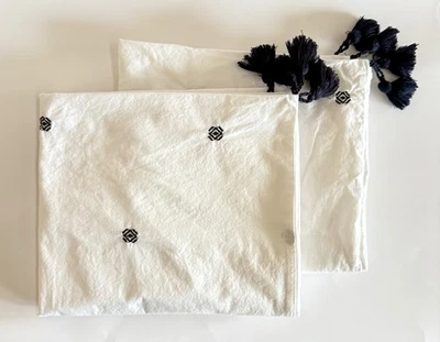 Juego de 2 fundas de almohada IKEA RAVTOREL King - blancas con bordado negro usadas en excelente estado Foto 1 de 4