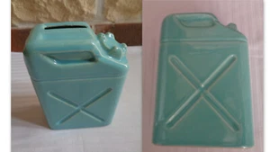 ANCIENNE TIRELIRE A CASSER JERRYCAN BIDON ESSENCE BLEU - Foto 1 di 3