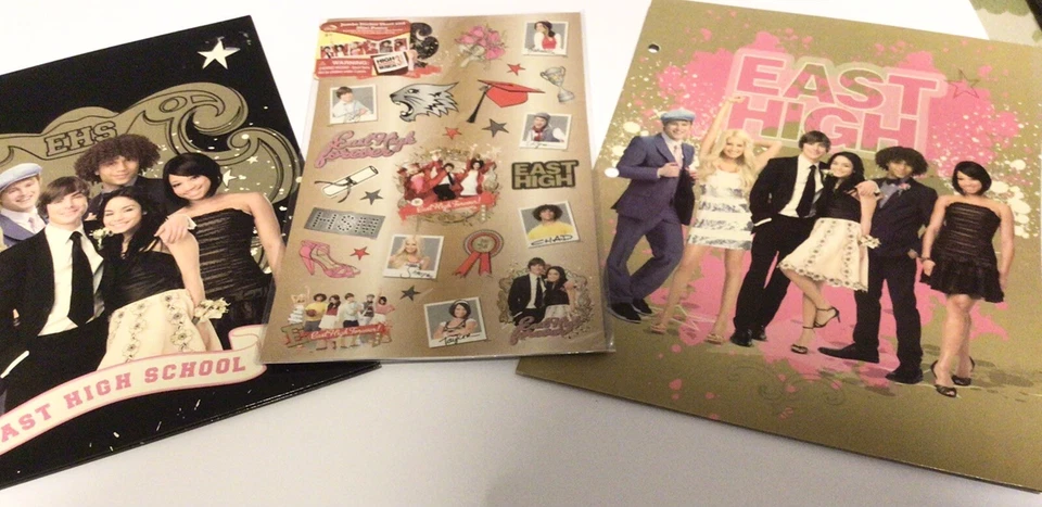 Juego de 2 carpetas y pegatinas de bolsillo High School Musical 3 noches de graduación nuevas Foto 1 de 1