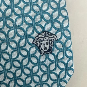 Versace Seidenkrawatte blau türkis geometrisch Medusa hergestellt in Italien 3” x 62” gebraucht, in einwandfreiem Zustand - Bild 1 von 6