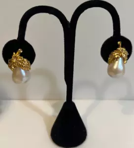 Earrings Avon Signed Stud Gold tone Flowers Teardrop Pear Pearls Vintage - Picture 1 of 4