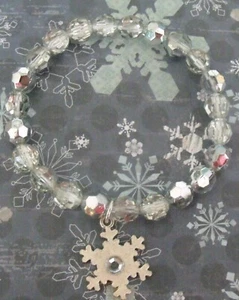 New Faceted Shiny Silver Acrylic Beads Snowflake Winter Stretch Bracelet 7.25 in - Picture 1 of 6