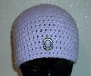 Handgefertigte gehäkelte Mütze Beanie Erwachsene Größe USA Strick Flieder mit Lost In Space Pin - Bild 1 von 3