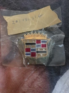 New CADILLAC CREST EMBLEM GM FACTORY OEM PART 202480316 (2) - Picture 1 of 10