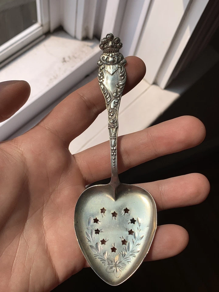 Servidor estrella en forma de corazón Baker Manchester 1900 plata esterlina patrón espartano Foto 1 de 4