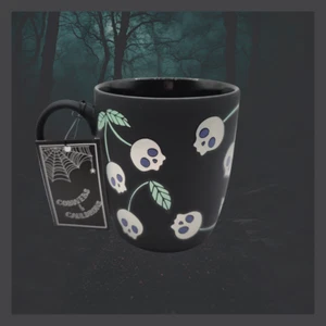 Taza de café grande de Halloween calaveras de cereza telarañas y calderos 16 oz nueva - Imagen 1 de 11