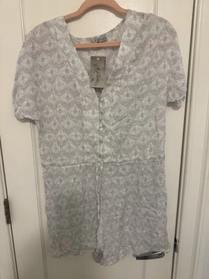 Nuevo con etiquetas Mameluco para Cubrir Playa J. Valdi Talla M Gris Ligero Detalle Texto Precio de venta sugerido por el fabricante $66 Foto 1 de 4