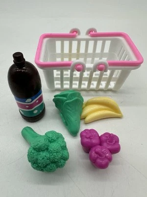 Cesta de compras vintage para muñeca Barbie jugar comida frutas verduras refrescos Foto 1 de 3