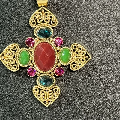 Collar Colgante Cruz Vintage Tono Dorado Diseñador Firmado Robert Rosa Verde Rosa Foto 1 de 4