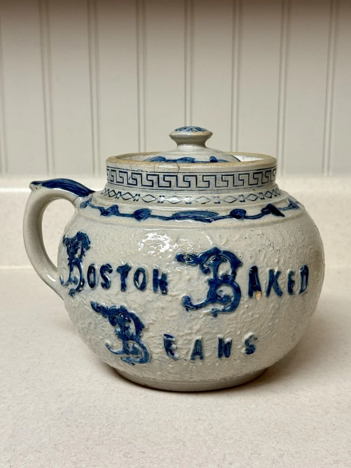 Olla con mango de gres Boston Baked Beans White Utica NY de la década de 1890 con tapa gris azul Foto 1 de 4