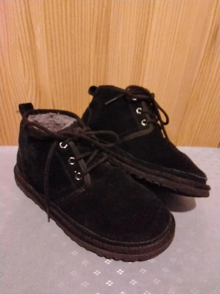 [3236] Botas de gamuza negras UGG Neumel Chukka, para hombre talla US 5, para mujer talla 7, EU 38 Foto 1 de 4