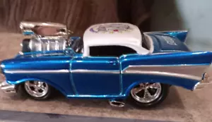 MACCHINA MUSCOLARE. 1:64. LOOSE. 57 CHEVY. VOTA AUTO AMERICA. BLU. AUTO BELLISSIMA - Foto 1 di 1