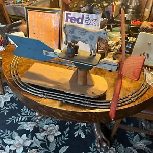 Vintage Vecchio Legno Fatto a Mano Whirligig Weathervane Arte Folk Alimentato Eolico Bello - Foto 1 di 7