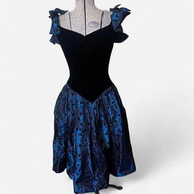 Vestido corsé terciopelo negro con estampado floral azul y mangas hinchadas Foto 1 de 4