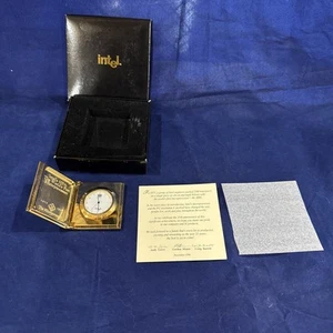 RARE VINTAGE 1996 INTEL ANNIVERSARY CLOCK WITH 4004 CPU CHIP ON WATCH FACE - Afbeelding 1 van 13