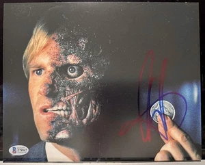 AARON ECKHART FOTO FIRMATA 8X10 IL CAVALIERE OSCURO AUTOGRAFO DUE FACCE BECKETT COA 1 - Foto 1 di 3