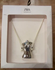 Collar Zara Busto Torso Dije Tono Plata Metal sobre Cuero Blanco Cordón - Imagen 1 de 2