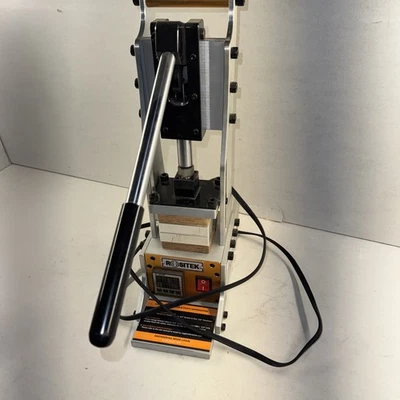 Máquina de prensa de calor manual Rositek RMP2 2 toneladas - placas de 3”x3”, 110 V, 300 W Foto 1 de 4