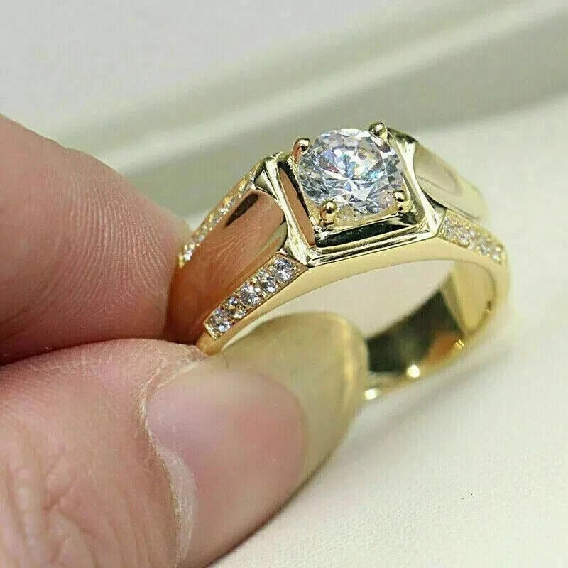 Anillo de compromiso para hombre enchapado en oro amarillo de 14 k moissanita E/VVS1 corte redondo de 2,10 quilates Foto 1 de 4