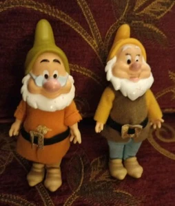 Lotto 2 Nani di Biancaneve Mattel Disney, Dotto e Gongolo vestiti, alti 10cm - Foto 1 di 8