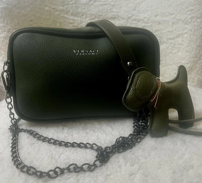 Bolsa de beleza convertida de couro sintético oliva com alça transversal e berloque - Imagem 1 de 4