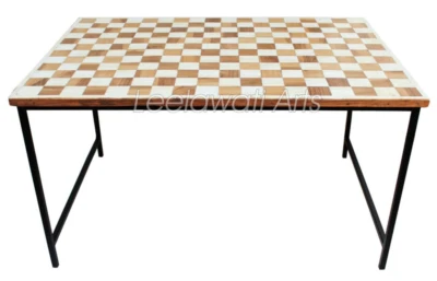 Старинный журнальный столик ручной работы с костяной инкрустацией шахматный дизайн с черными железными ножками - Изображение 1 из 4