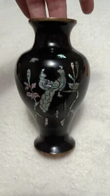 Jarrón de madreperla con incrustaciones de latón lacado vintage negro pavo real asiático  Foto 1 de 4