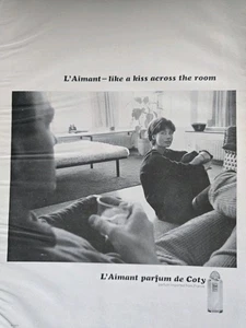 1965 Coty L'Aimant Parfum Parfüm wie Kiss Across The Room Vintage Werbung  - Bild 1 von 1
