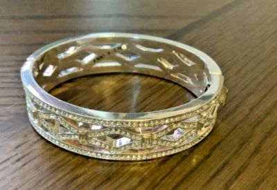 Elegante brazalete con bisagras de diamantes de imitación de plata Anne Klein Foto 1 de 4