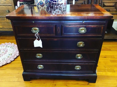 20th Century Hepplewhite Bachelor Chest By Herman Furniture Mahogany W/Pull Out Cover