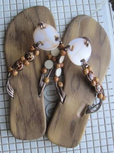 Shell & Spotted Bead 6 Slip On Flip Flop Sandals Shoes Worn Soles Heels Dent - Picture 1 of 9